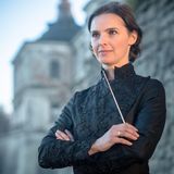 Ihr werden an diesem Abend alle lauschen: Die ukrainische Dirigentin Oksana Lyniv schwingt beim "Fliegenden Holländer" den Taktstock - und ist damit die erste Frau in 145 Jahren Festspielgeschichte, die hinterm Pult steht.