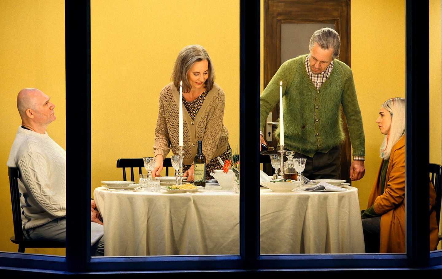 Bayreuther Festspiele: Diese Szene lässt vermuten, dass die Inszenierung von Regisseur Dmitri Tcherniakov den Stoff sanft aktualisiert und in die Gegenwart transportiert. Im Bild zu sehen sind John Lundgren (Der Holländer), Marina Prudenskaya (Mary), George Zeppenfeld (Daland) und Asmik Grigorian (Senta, v.l.). Diese Szene lässt vermuten, dass die Inszenierung von Regisseur Dmitri Tcherniakov den Stoff sanft aktualisiert und in die Gegenwart transportiert. Im Bild zu sehen sind John Lundgren (Der Holländer), Marina Prudenskaya (Mary), George Zeppenfeld (Daland) und Asmik Grigorian (Senta, v.l.).
