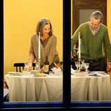 Diese Szene lässt vermuten, dass die Inszenierung von Regisseur Dmitri Tcherniakov den Stoff sanft aktualisiert und in die Gegenwart transportiert. Im Bild zu sehen sind John Lundgren (Der Holländer), Marina Prudenskaya (Mary), George Zeppenfeld (Daland) und Asmik Grigorian (Senta, v.l.).