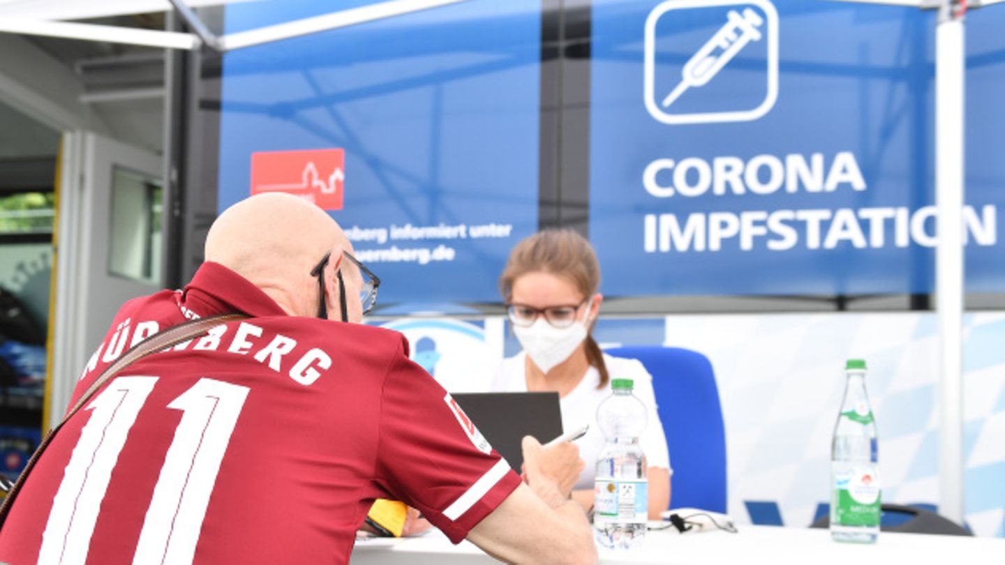 Fußballfan füllt Formular aus