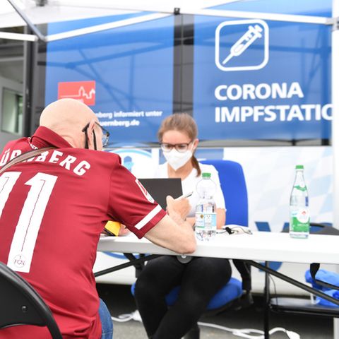 Fußballfan füllt Formular aus