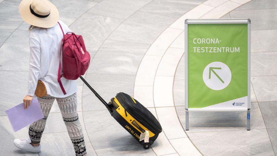 Eine Frau auf dem Weg zum Corona-Testzentrum am Stuttgarter Flughafen