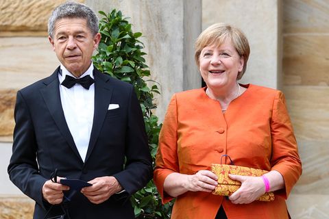 Ganz in Orange: Merkel ein letztes Mal als Kanzlerin bei Wagner-Festspielen