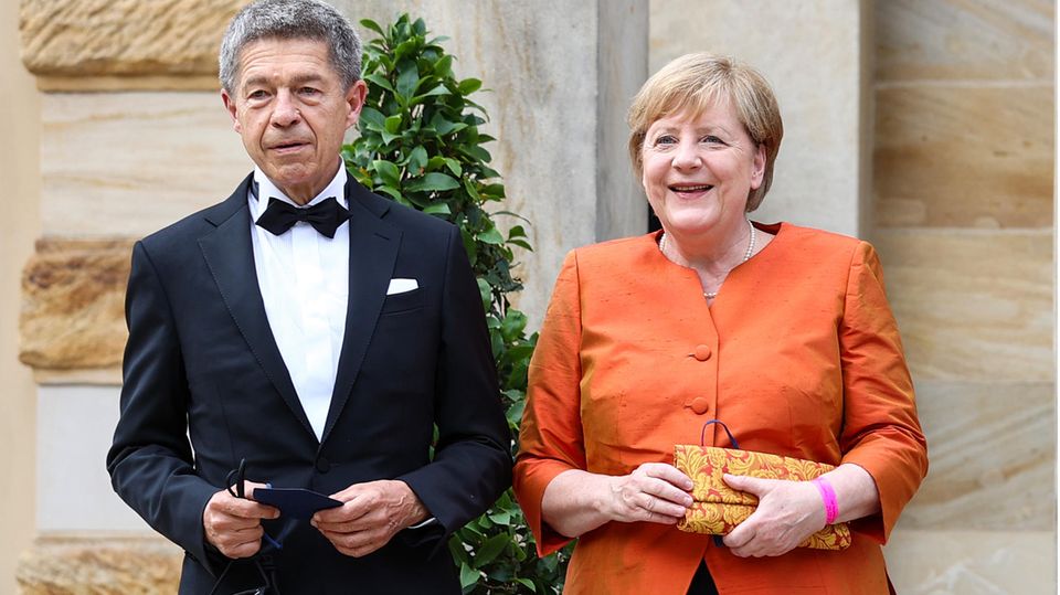 Ganz in Orange: Merkel ein letztes Mal als Kanzlerin bei Wagner-Festspielen