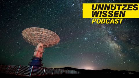 Radioteleskop vor dem Nachthimmel