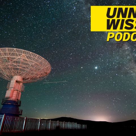Radioteleskop vor dem Nachthimmel