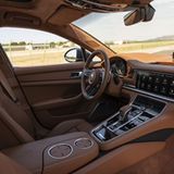 Typisches Porsche-Cockpit mit großem Touchscreen und bequemen Sportsitzen
