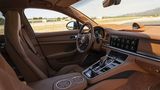 Typisches Porsche-Cockpit mit großem Touchscreen und bequemen Sportsitzen