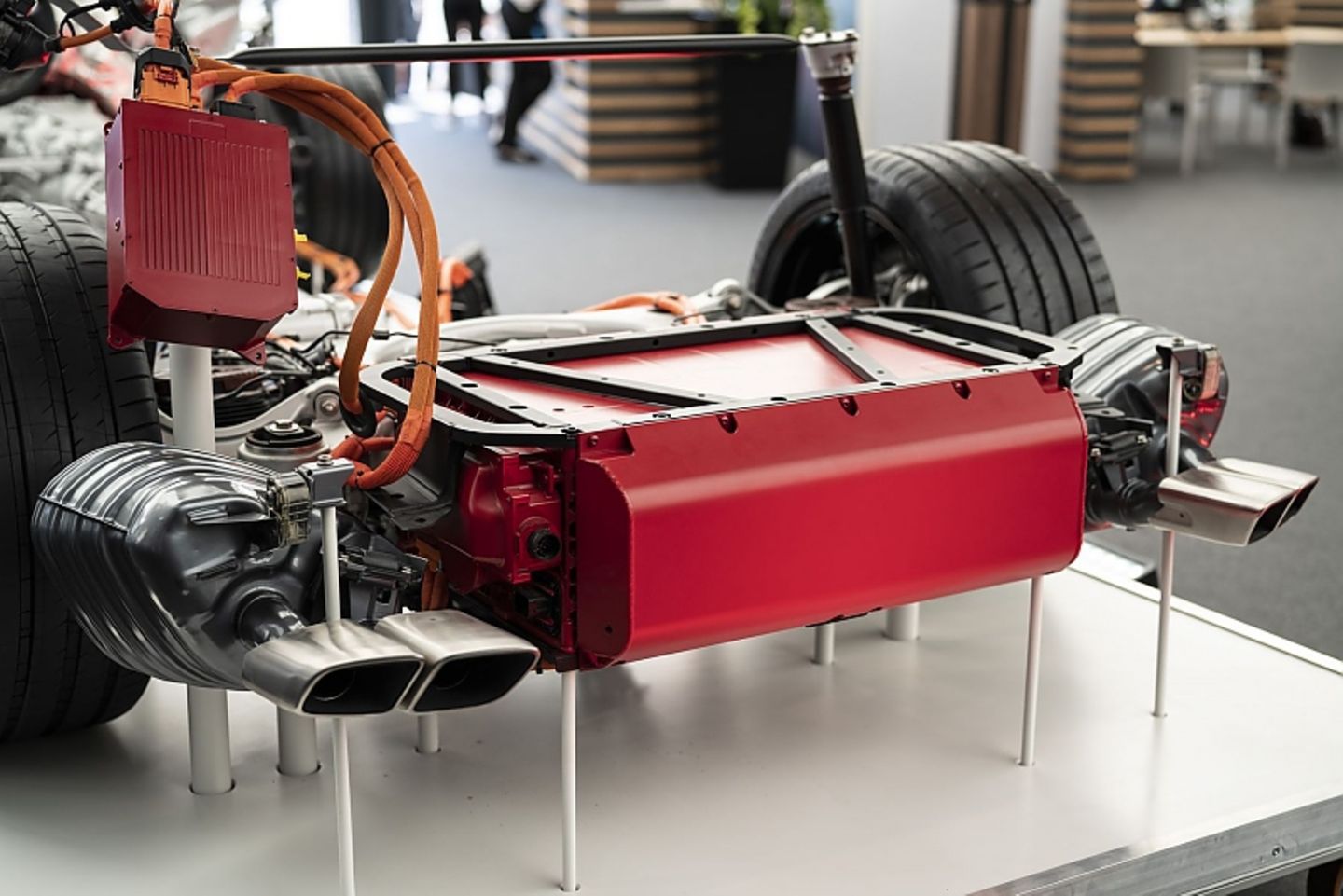 Die Batterie hat jetzt eine Kapazität von 17,9 Kilowattstunden (netto 14,3 kWh), das sind 27 Prozent mehr als bisher