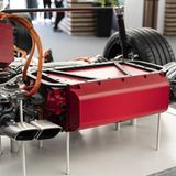 Die Batterie hat jetzt eine Kapazität von 17,9 Kilowattstunden (netto 14,3 kWh), das sind 27 Prozent mehr als bisher