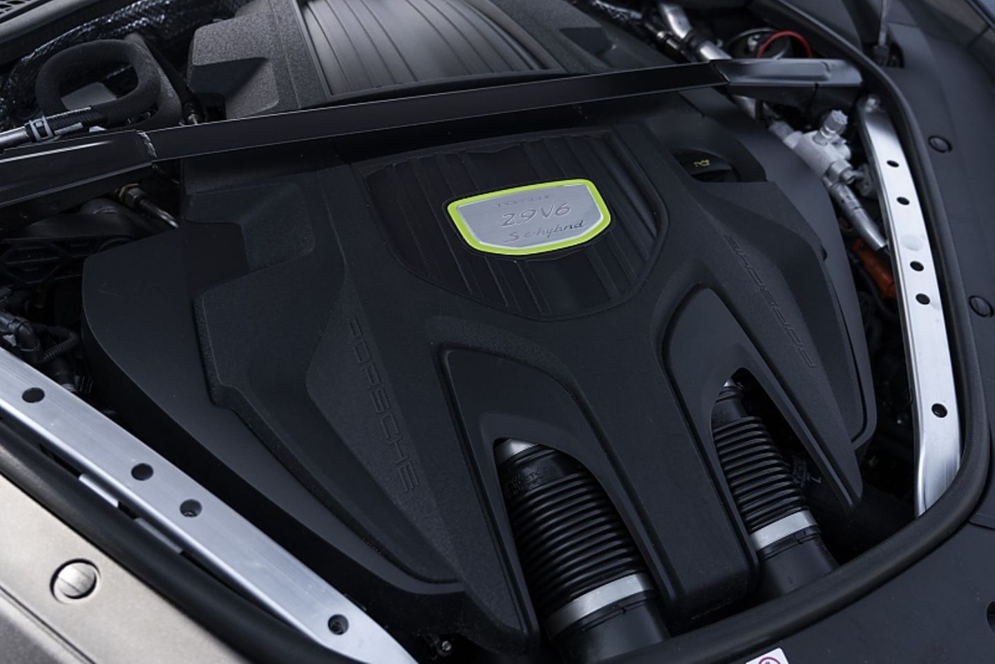 Der Verbrennungsmotor leistet 324 kW / 440 PS
