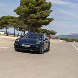 Der Porsche Panamera 4S E-Hybrid Sport Turismo lenkt leichtfüßiger ein als die Turbo S Version mit dem V8-Motor auf der Vorderac