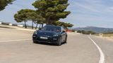 Der Porsche Panamera 4S E-Hybrid Sport Turismo lenkt leichtfüßiger ein als die Turbo S Version mit dem V8-Motor auf der Vorderac