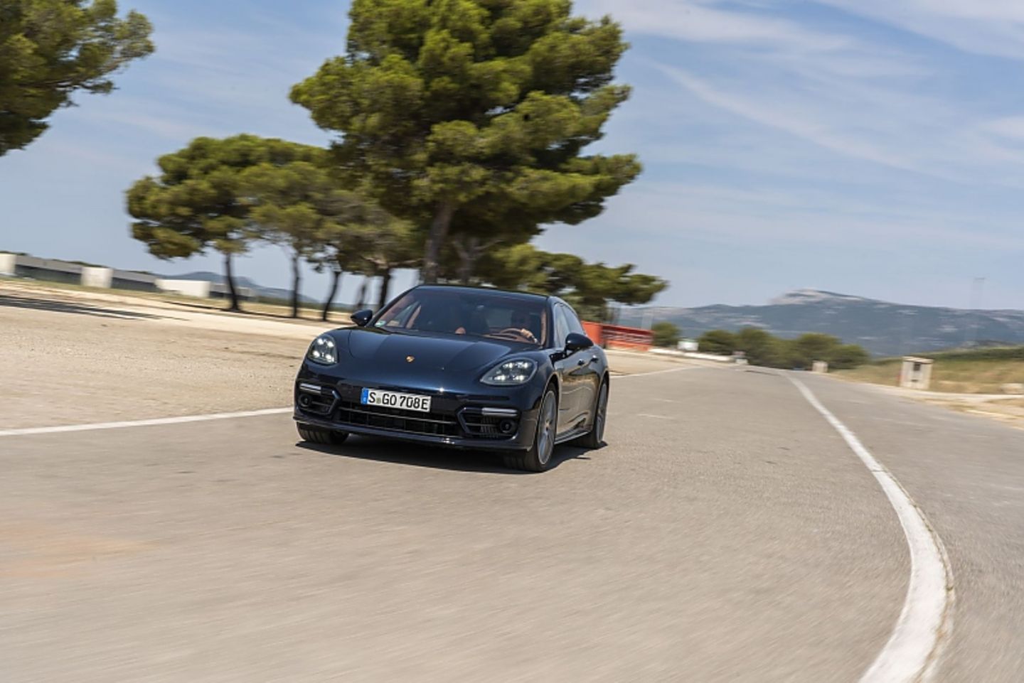 Der Porsche Panamera 4S E-Hybrid Sport Turismo lenkt leichtfüßiger ein als die Turbo S Version mit dem V8-Motor auf der Vorderac
