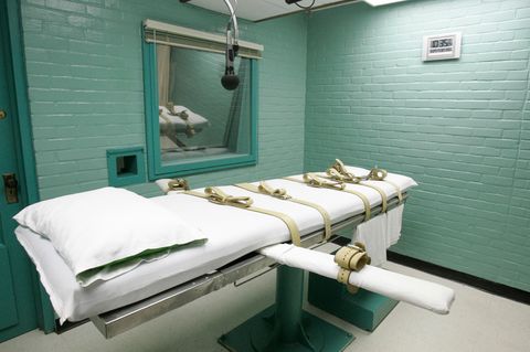 Sehr sterile Hinrichtungskammer mit einem Bett und Sicherheitsgurten