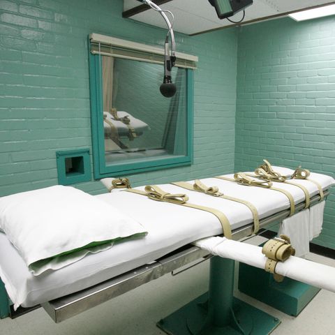 Sehr sterile Hinrichtungskammer mit einem Bett und Sicherheitsgurten