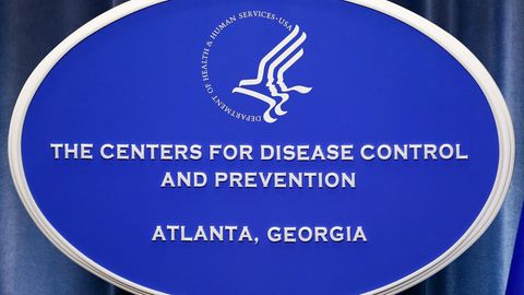 Das Zeichen des "Centers for Disease Control and Prevention" im Tom Harkin Global Communications Center in Atlanta, Georgia. Die Institution warnt vor dem Ausbruch eines Hefepilzes.