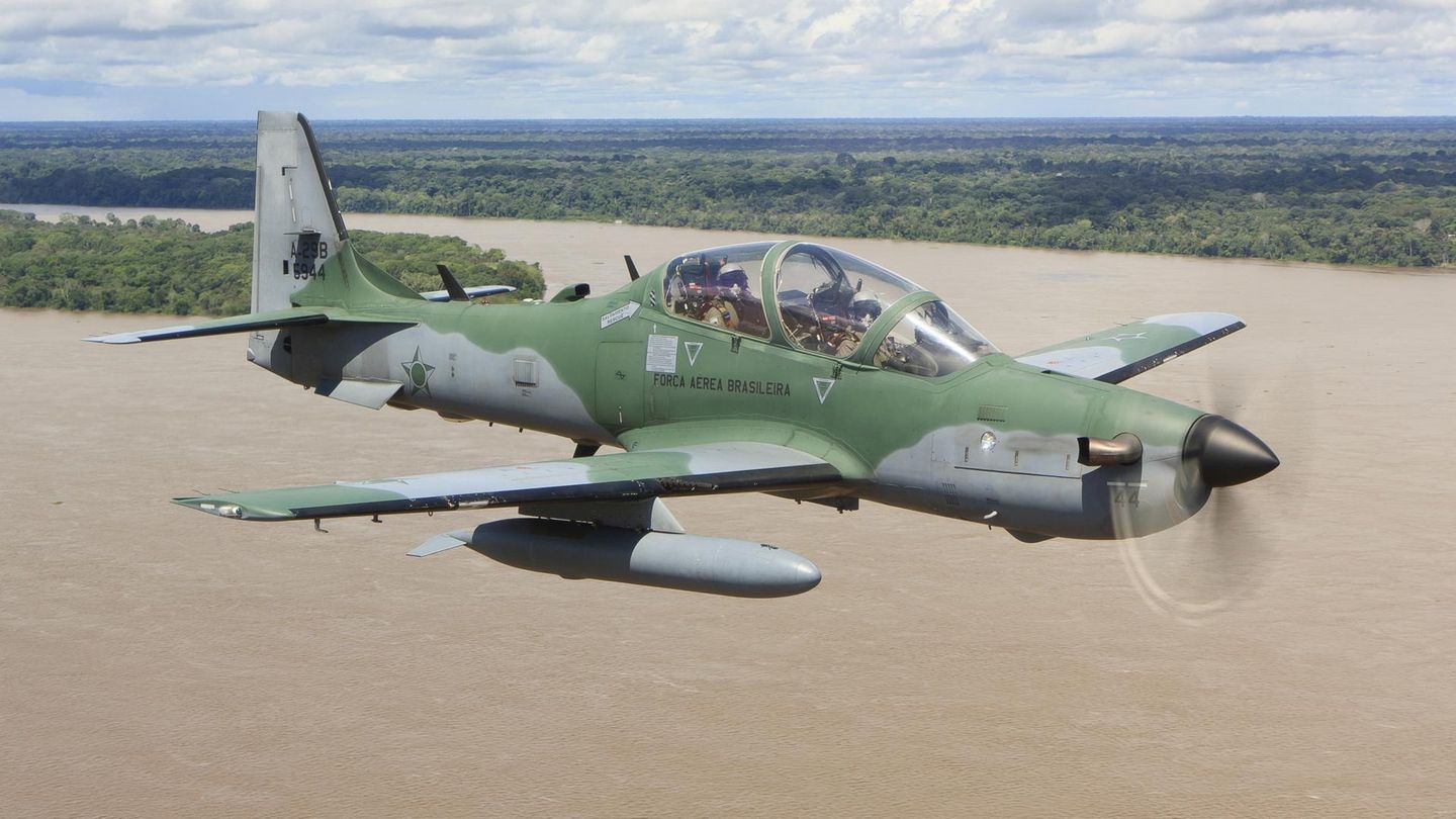 Mit zusätzlichen Tanks verwandelt sich die A-29 in ein Patroullienflugzeug.