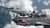Im Vordergrund fliegt die kleine Super Tucano, dahinter sind zwei A-10 Warthogs zu sehen.