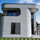 An der Außenfassade des ersten 3D Druckhauses sieht man die mittels eines 3D-Betondrucker aufgetragenen Betonschichten.