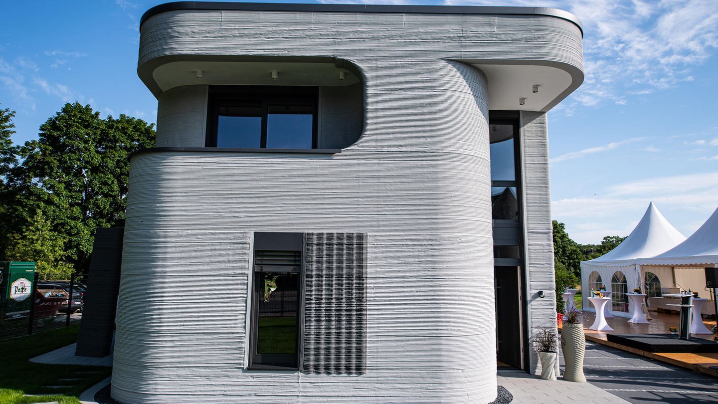 An der Außenfassade des ersten 3D Druckhauses sieht man die mittels eines 3D-Betondrucker aufgetragenen Betonschichten.