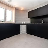 In der Küche des ersten 3D Druckhauses sieht man die mittels eines 3D-Betondrucker aufgetragenen Betonschichten.