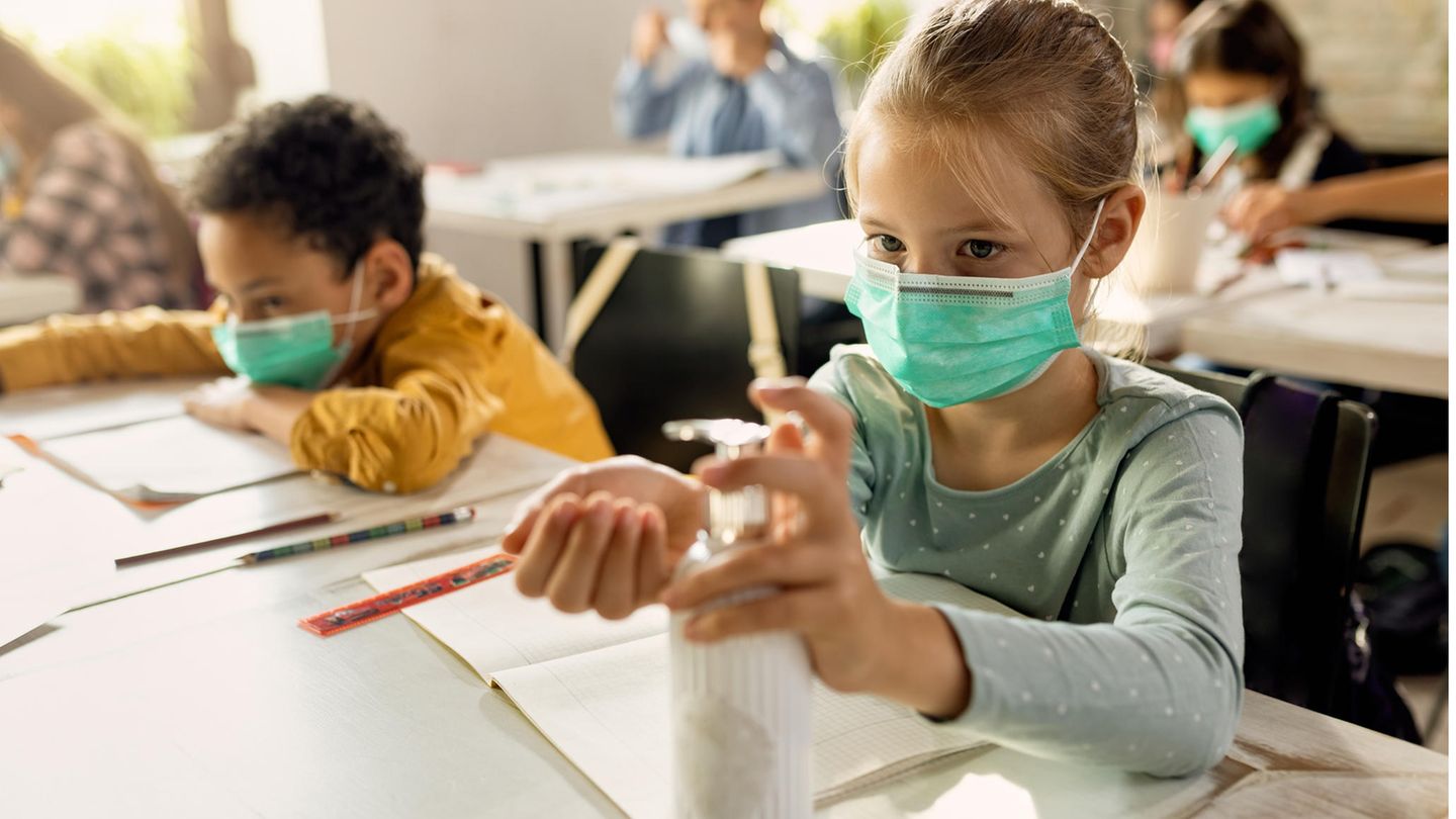 Grundschüler an ihren Tischen