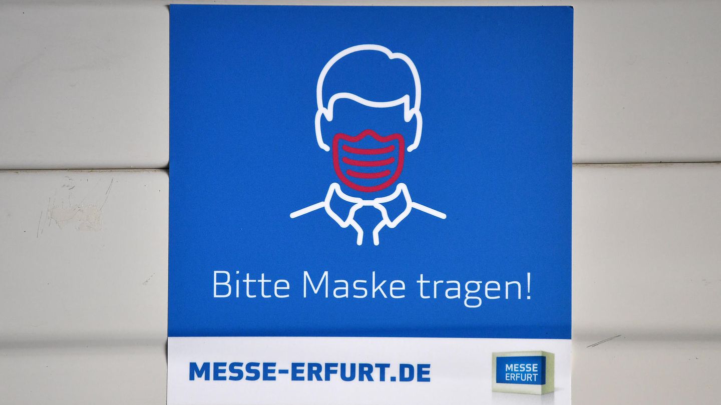 Schild mit Aufschrift Bitte Maske tragen