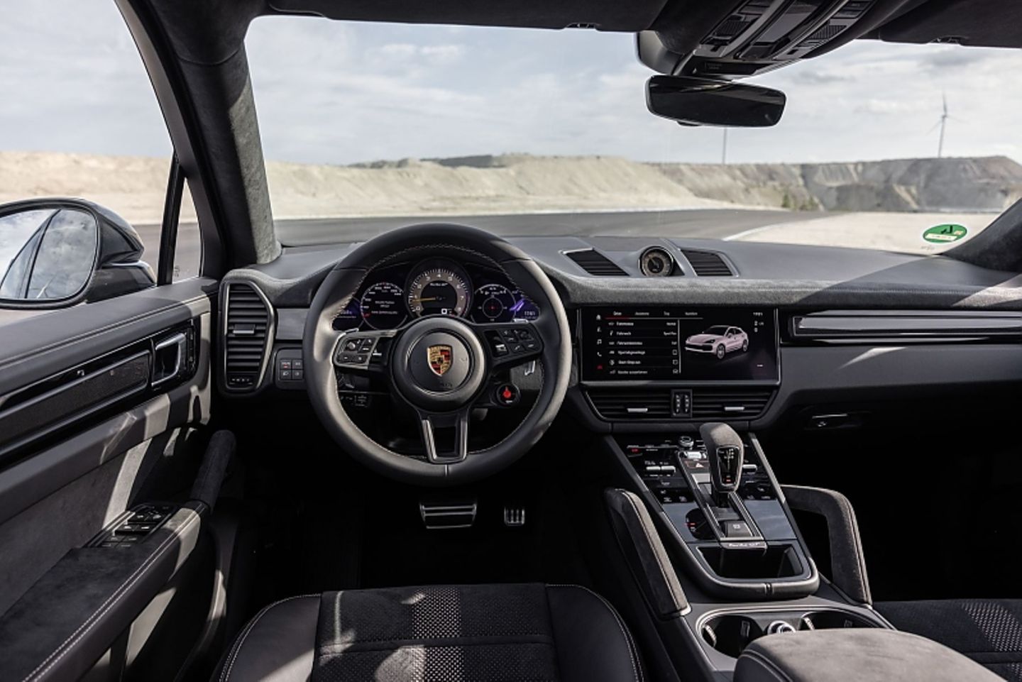 Das Cockpit ist identisch zu den anderen Cayenne-Varianten