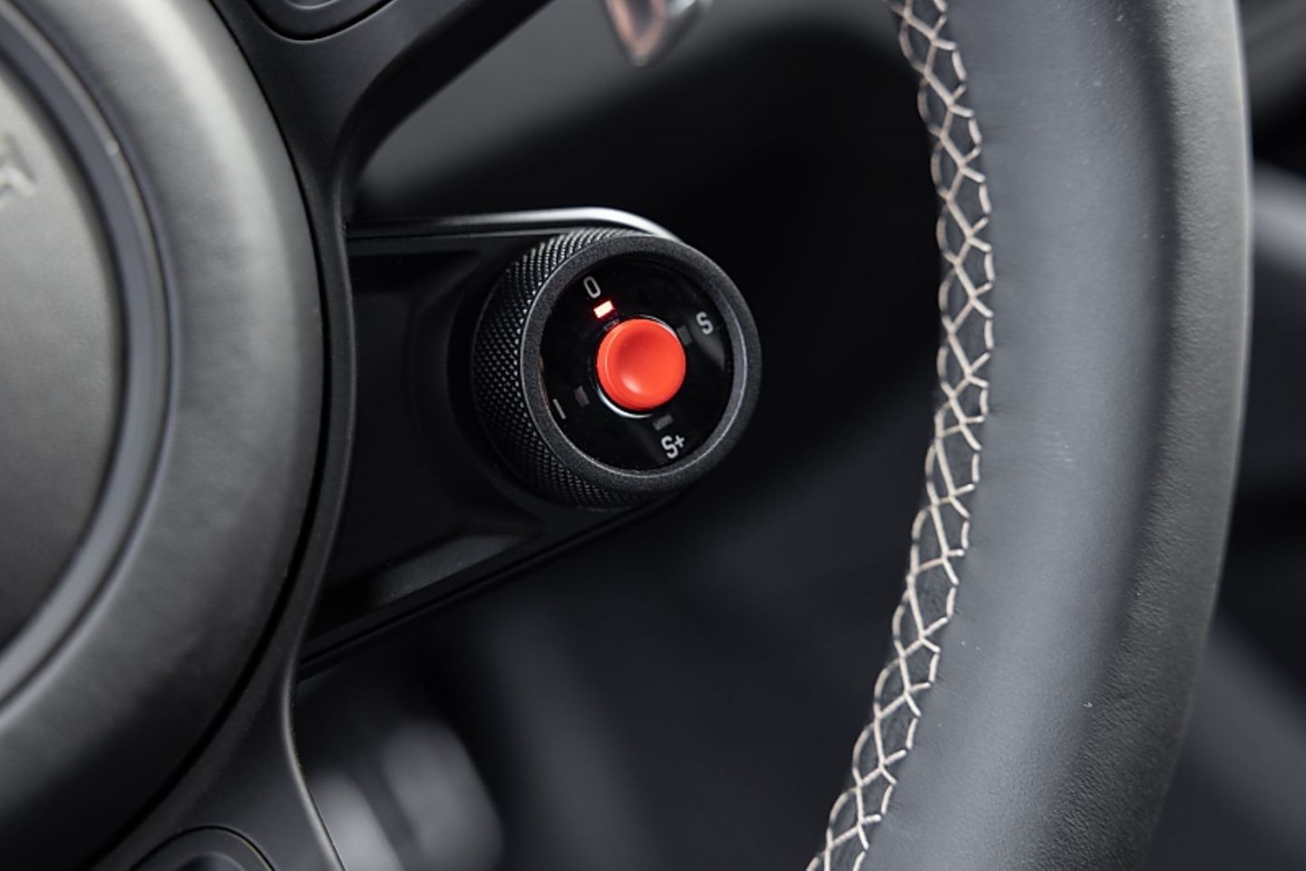 Die Fahrmodi werden wie bei Porsche üblich über das Manettino angewählt