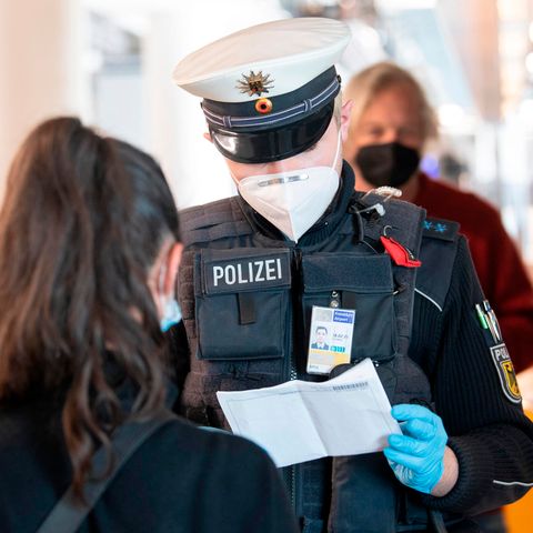 Die Bundespolizei kontrolliert am Flughafen Frankfurt Reisende