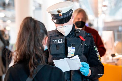 Die Bundespolizei kontrolliert am Flughafen Frankfurt Reisende