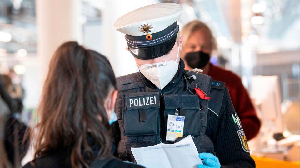 Die Bundespolizei kontrolliert am Flughafen Frankfurt Reisende