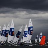 FS Tokio Segeln unter dunklem Himmel