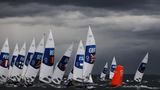 FS Tokio Segeln unter dunklem Himmel