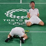 Erlösender Jubel: Wang Chi-lin (unten) und Lee Yang aus Taiwan bejubeln euphorisch ihren Badmintonsieg gegen ein Doppel aus Indonesien.