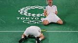 Erlösender Jubel: Wang Chi-lin (unten) und Lee Yang aus Taiwan bejubeln euphorisch ihren Badmintonsieg gegen ein Doppel aus Indonesien.