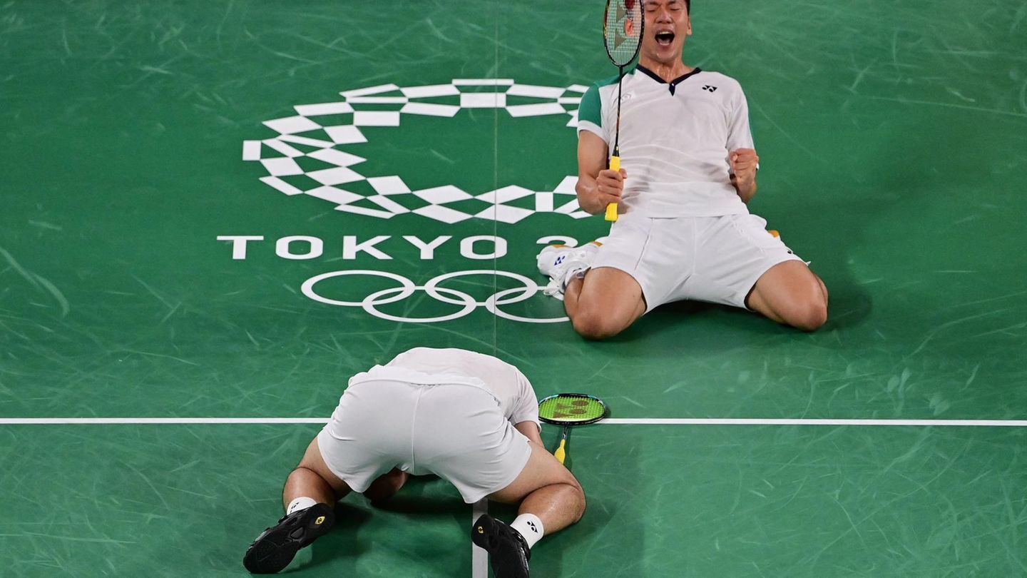 Erlösender Jubel: Wang Chi-lin (unten) und Lee Yang aus Taiwan bejubeln euphorisch ihren Badmintonsieg gegen ein Doppel aus Indonesien.