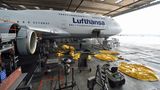 Eine Boeing 747-8 der Lufthansa in der Wartungsahlle