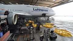Eine Boeing 747-8 der Lufthansa in der Wartungsahlle