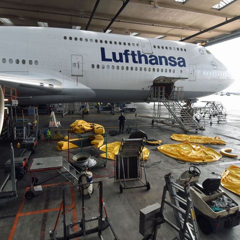 Eine Boeing 747-8 der Lufthansa in der Wartungsahlle