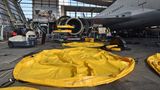 Abdeckungen der Triebwerke auf dem Hangarboden