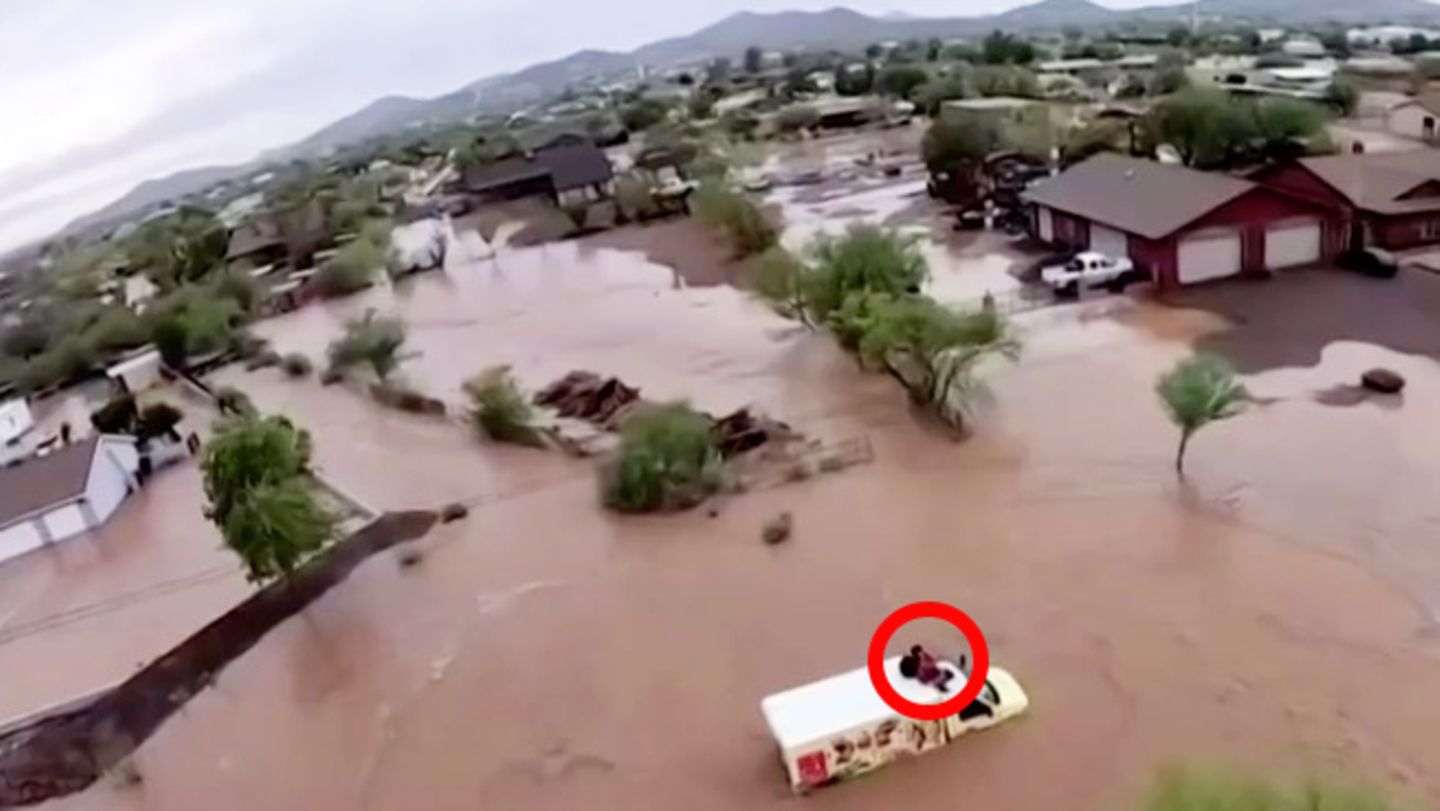 Video: Helicopter rescue from flood area |  STERN.de