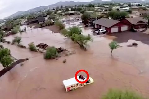 Flutgebiet in Arizona: Bodycam-Video zeigt Rettung für Lieferwagenfahrer aus misslicher Lage