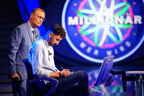 Günther Jauch schaut "Wer wird Millionär?"-Kandidat Ludwig Bolay über die Schulter
