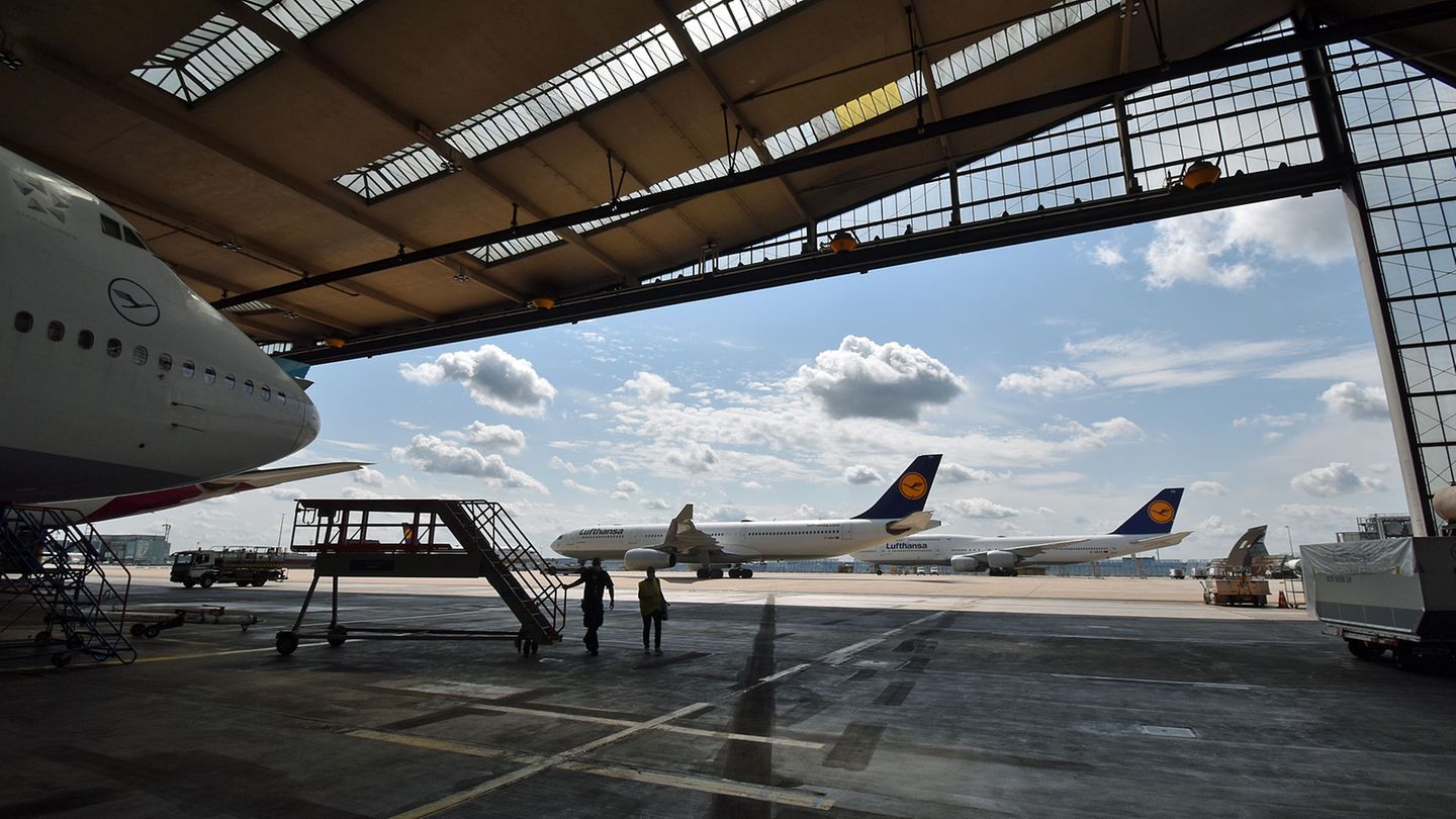 Blick aus der Wartungshalle V der Lufthansa Technik in Frankfurt