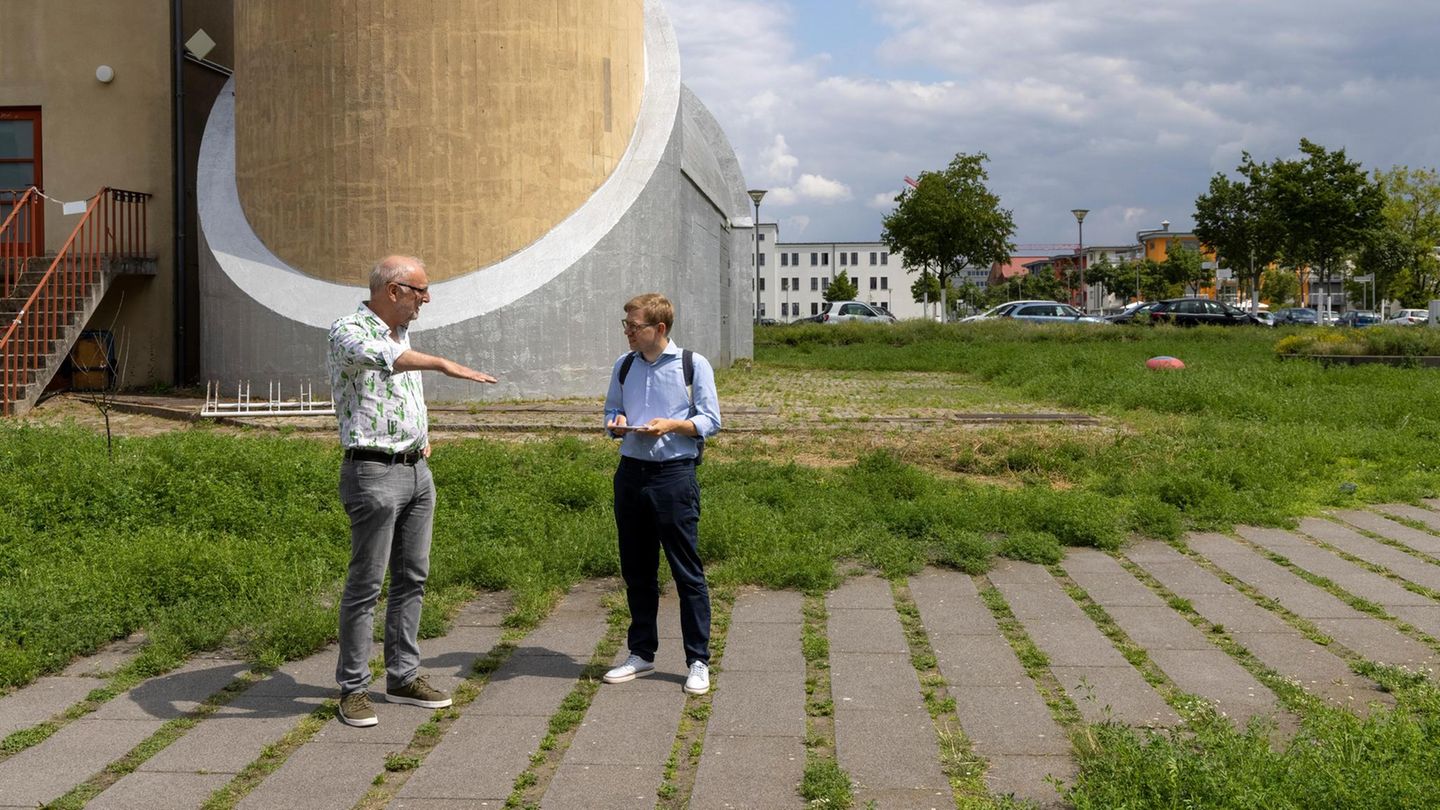 Politik: In Adlershof zeigte Becker stern-Reporter Benedikt Becker, wie eine "Schwammstadt" funktioniert In Adlershof zeigte Becker stern-Reporter Benedikt Becker, wie eine "Schwammstadt" funktioniert