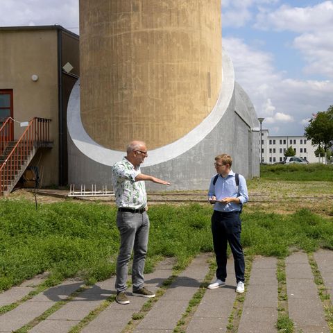 In Adlershof zeigte Becker stern-Reporter Benedikt Becker, wie eine "Schwammstadt" funktioniert