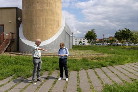 In Adlershof zeigte Becker stern-Reporter Benedikt Becker, wie eine "Schwammstadt" funktioniert