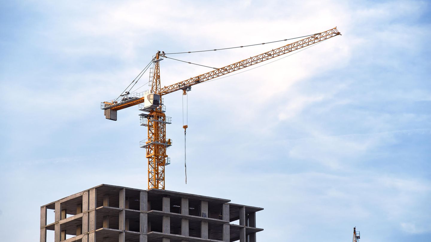 Ein Kran an einer Baustelle